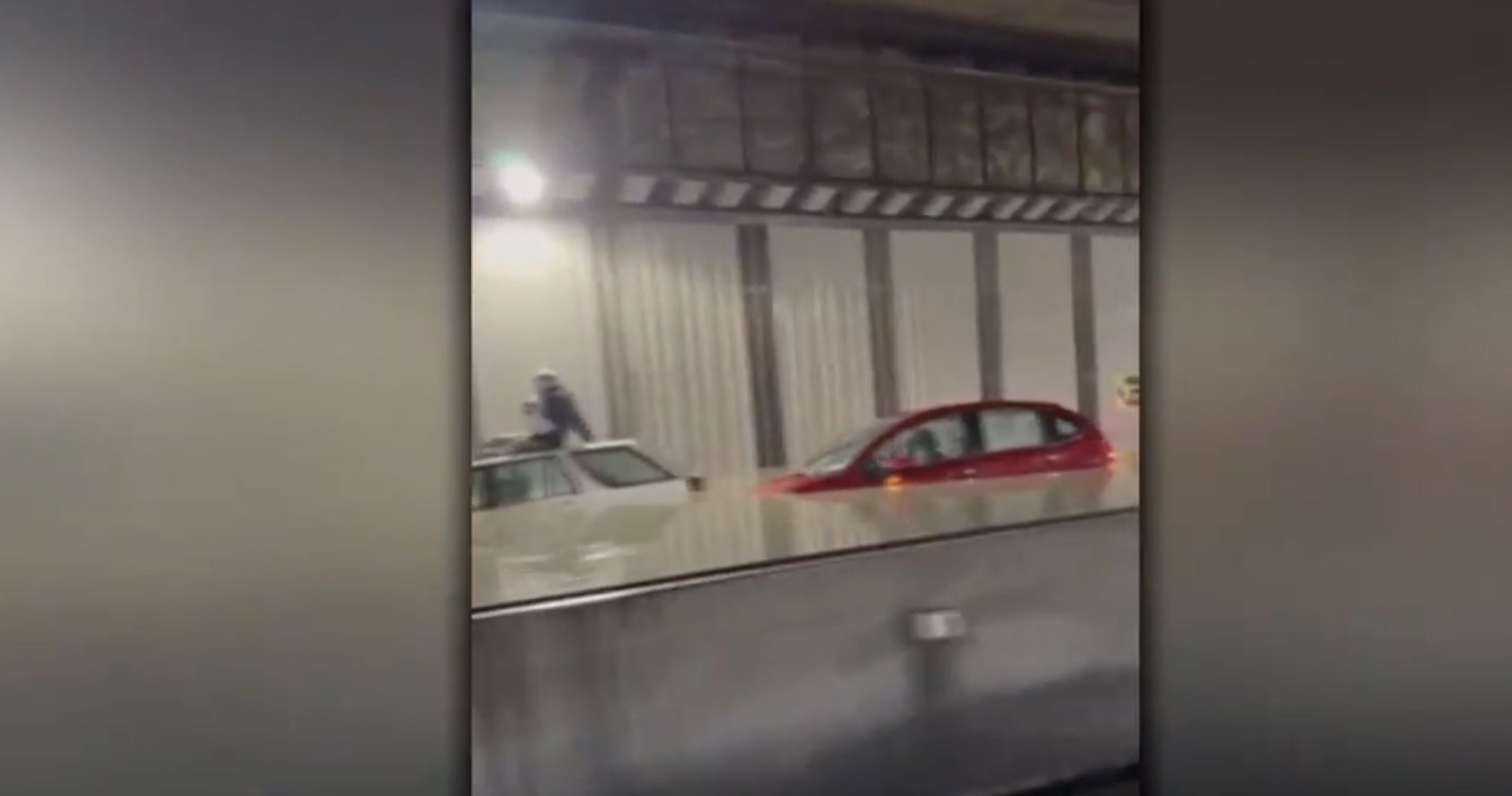 Conductores en los coches, en el interior del túnel en Madrid hacia el Aeropuerto de Barajas-Adolfo Suárez.