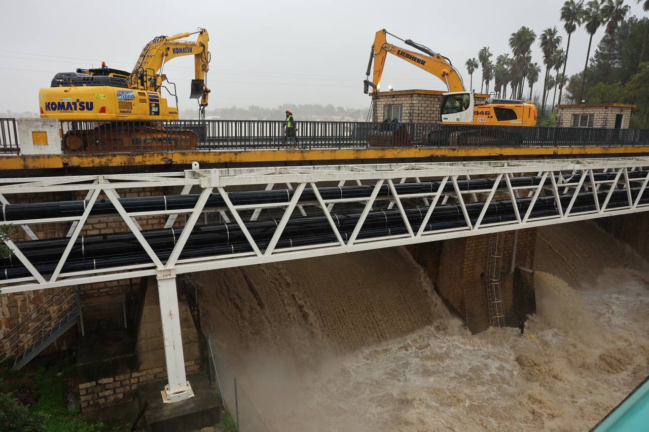 Trabajos en la presa de Arcos.