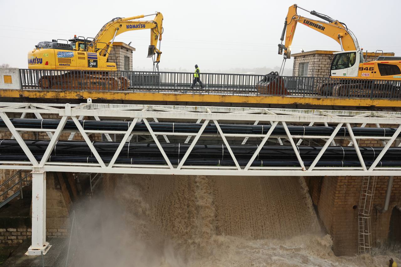La maquinaria pesada trabaja en Arcos.