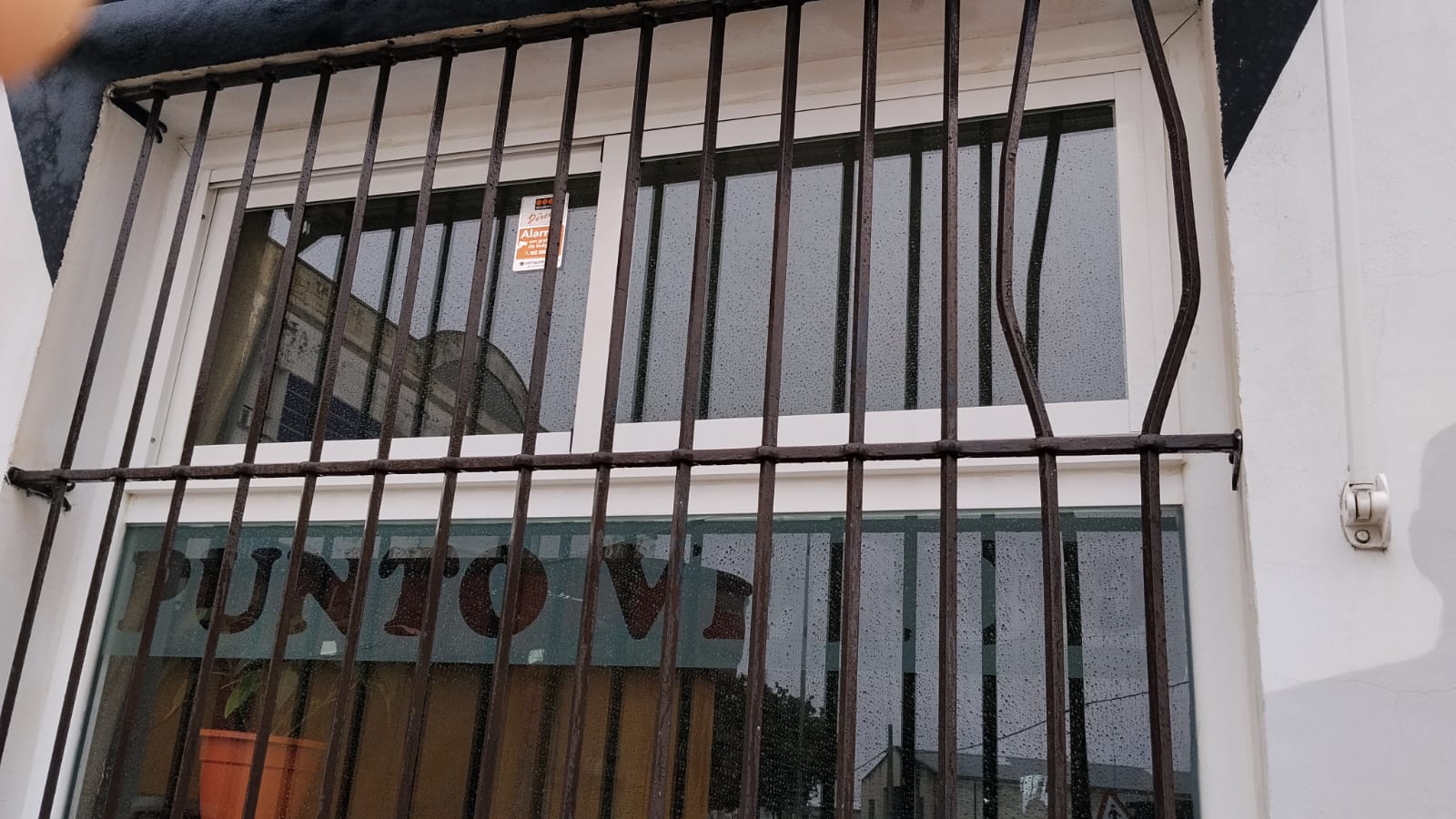 Reja de la ventana del bar Punto Verde, en Los Palacios y Villafranca, por donde entraron los ladrones.