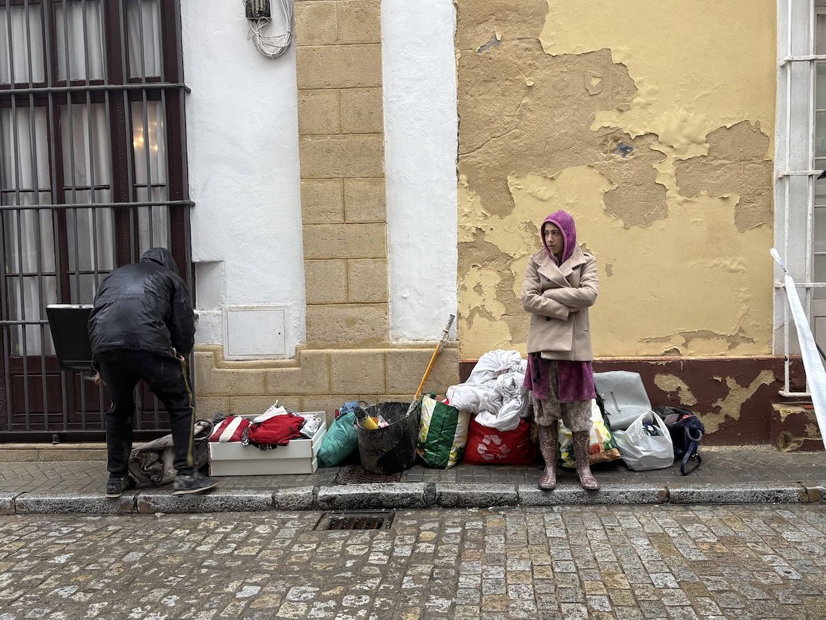 Zíngara, la joven que vivía en la casa de la calle Naranjas, con algunas de sus pertenencias.