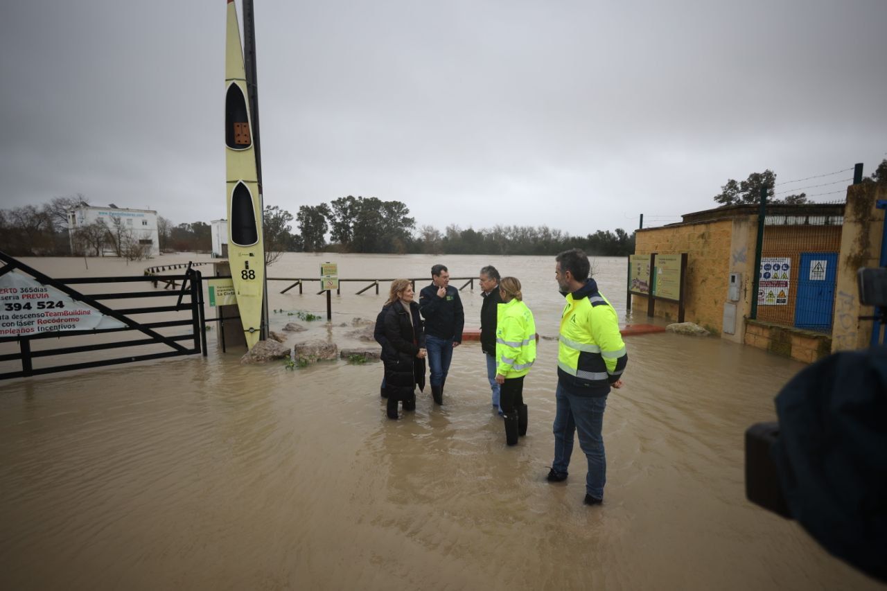 Juanma Moreno, presidente de la Junta, junto a los consejeros Antonio Sanz y Ramón Fernández-Pacheco, además de la alcaldesa de Jerez, María José García-Pelayo, y la presidenta de Diputación de Cádiz, Almudena Martínez, este jueves en La Corta.