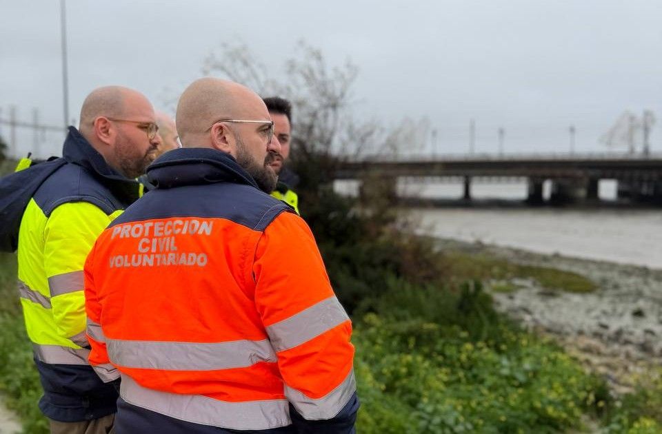 Germán Beardo observando el Guadalete.