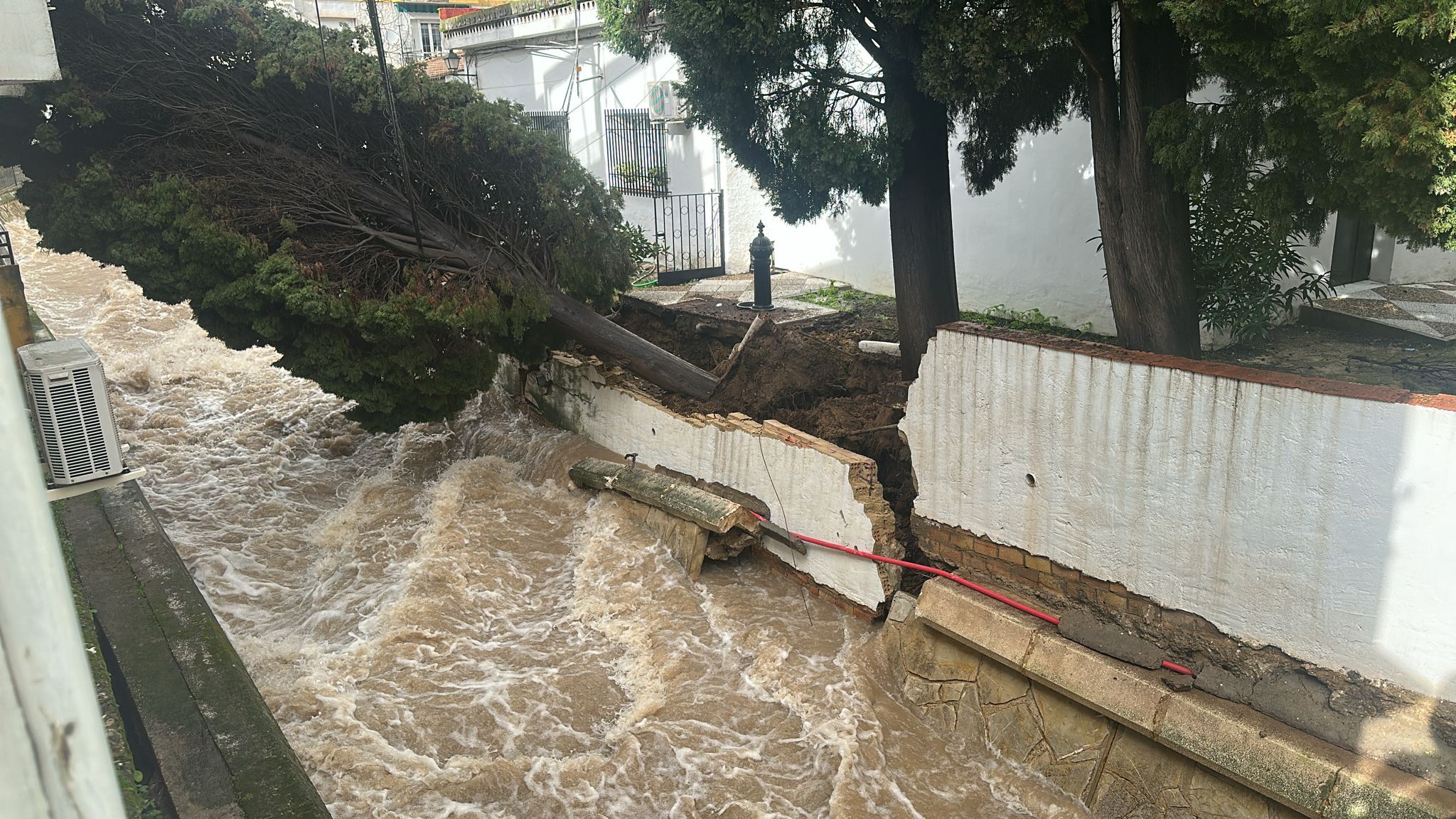 El muro de la guardería La Esperanza de Ubrique, a punto de caerse.