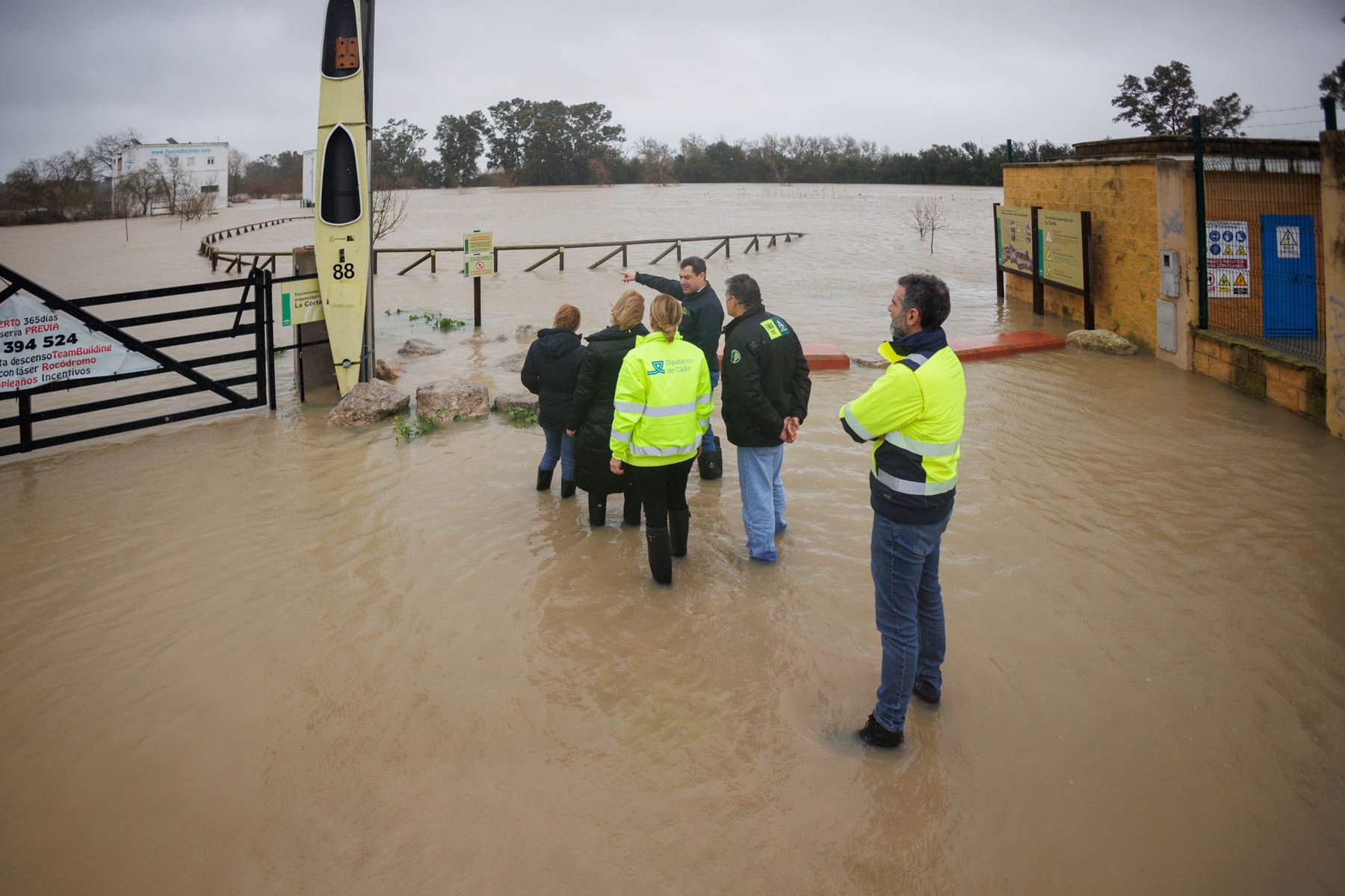 Juanma Moreno, en su visita a las inundaciones de la zona del Puente de Cartuja de Jerez. 