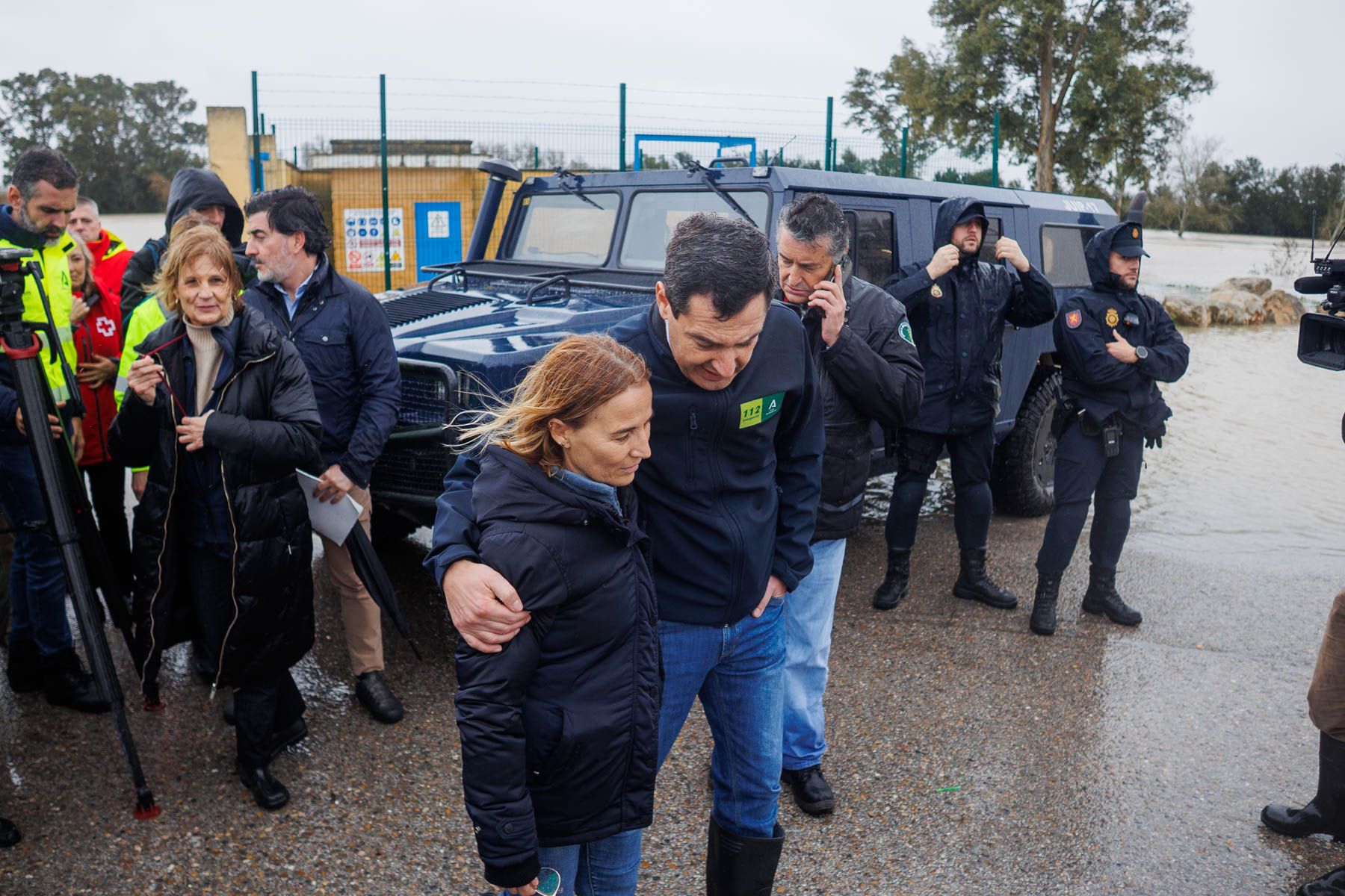 Un momento de la llegada del presidente de la Junta, Juanma Moreno, a La Corta, una de las barriadas rurales ribereñas, con el Guadalete al fondo.