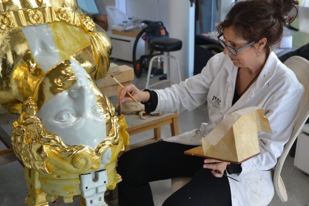 Maripaz Barbero trabajado en la restauración del mascarón de proa del Juan Sebastián Elcano. 