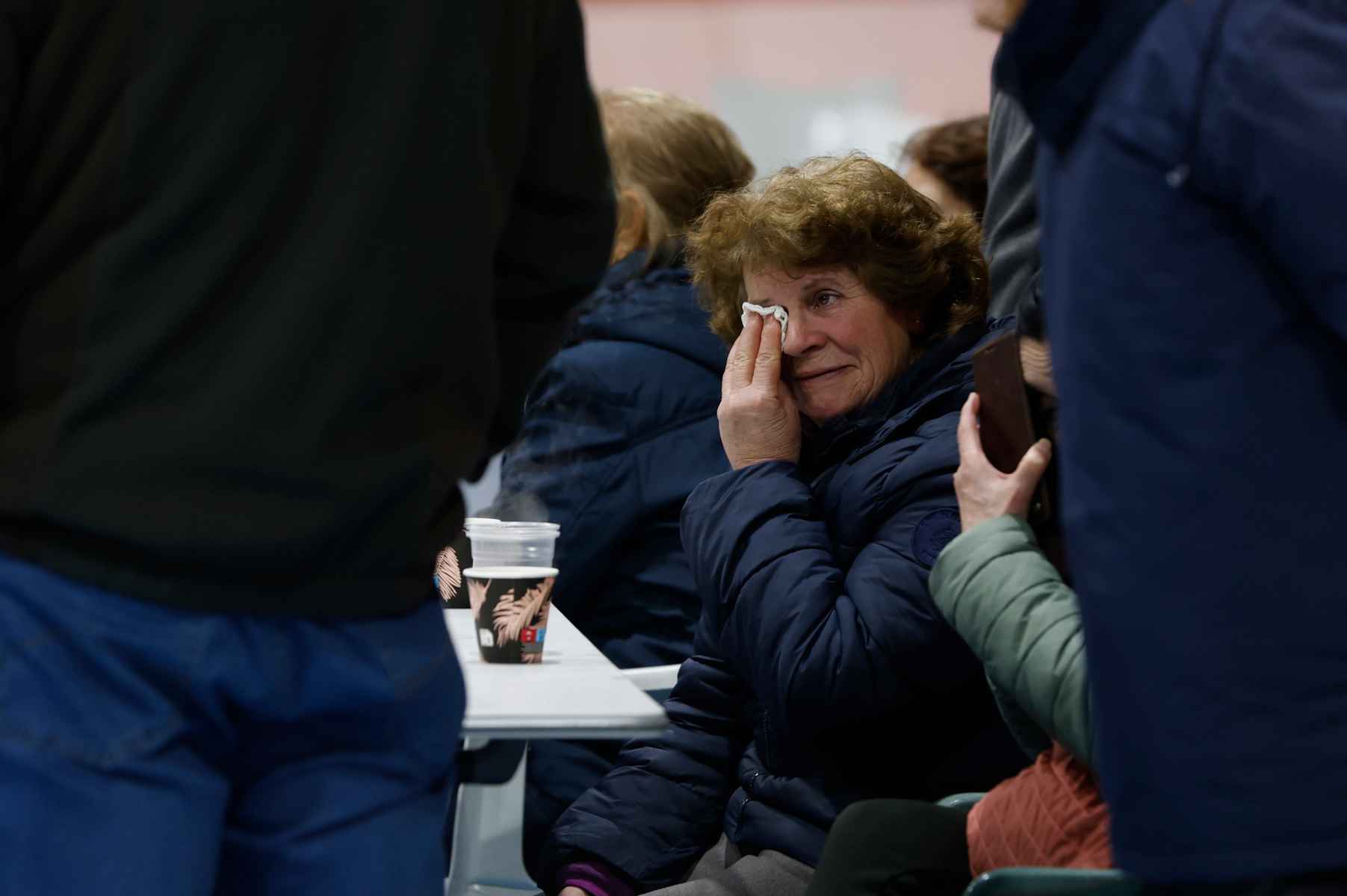 Vecinos desalojados de Grazalema, en el polideportivo de El Fuerte de Ronda.   FOTO: EFE/JORGE ZAPATA