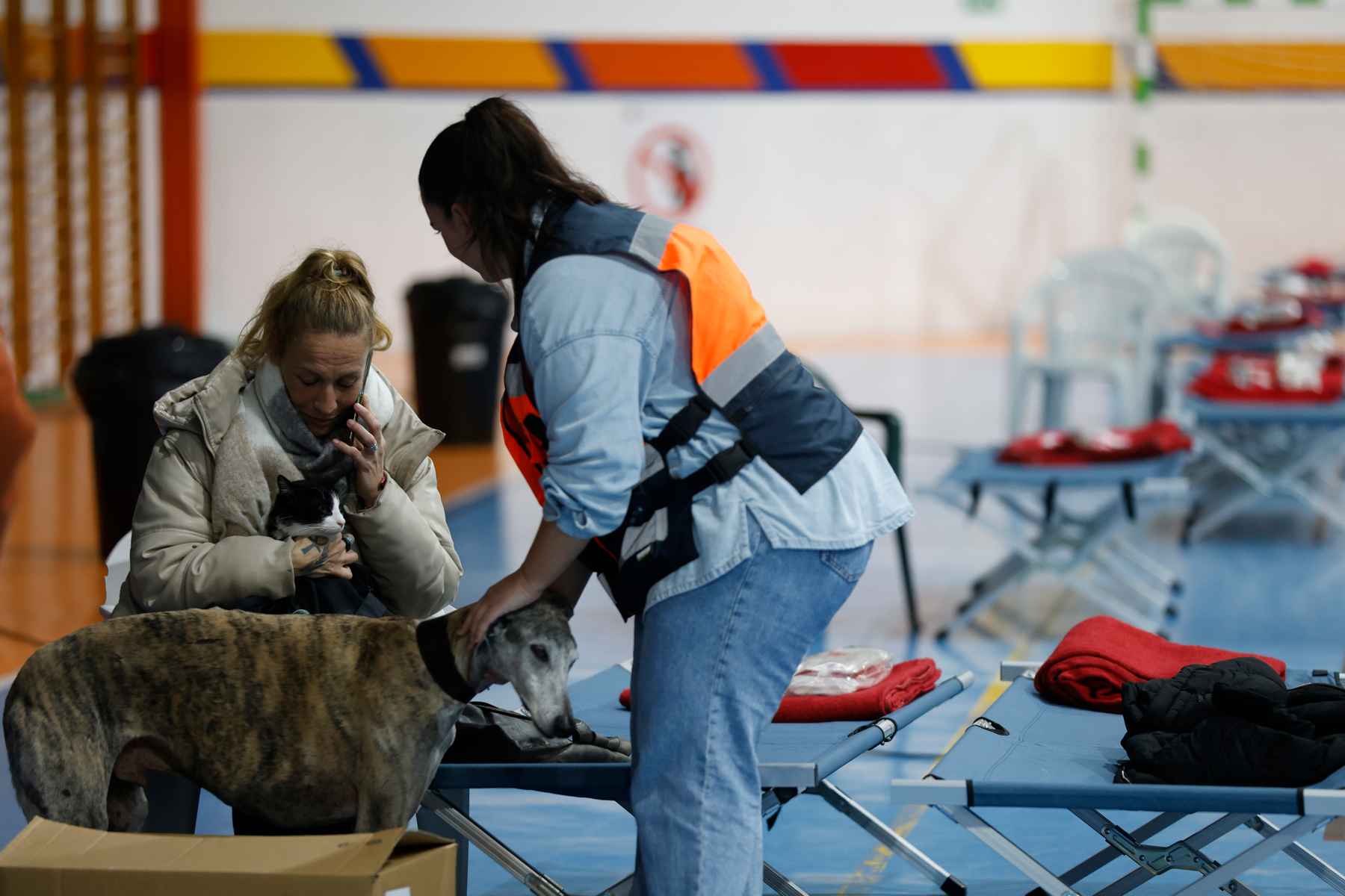 Una vecina de Grazalema, junto a su galgo, en Ronda.