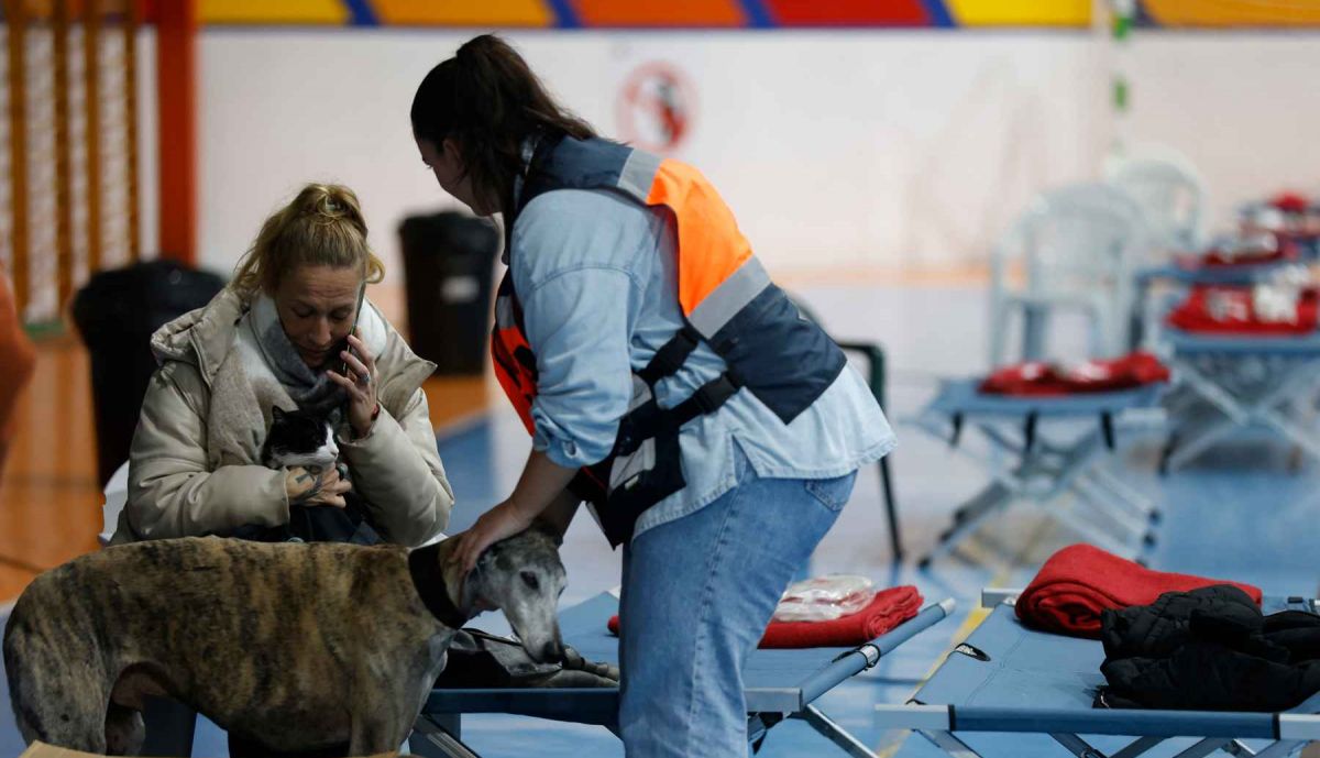 Una vecina de Grazalema, junto a su galgo, en Ronda.