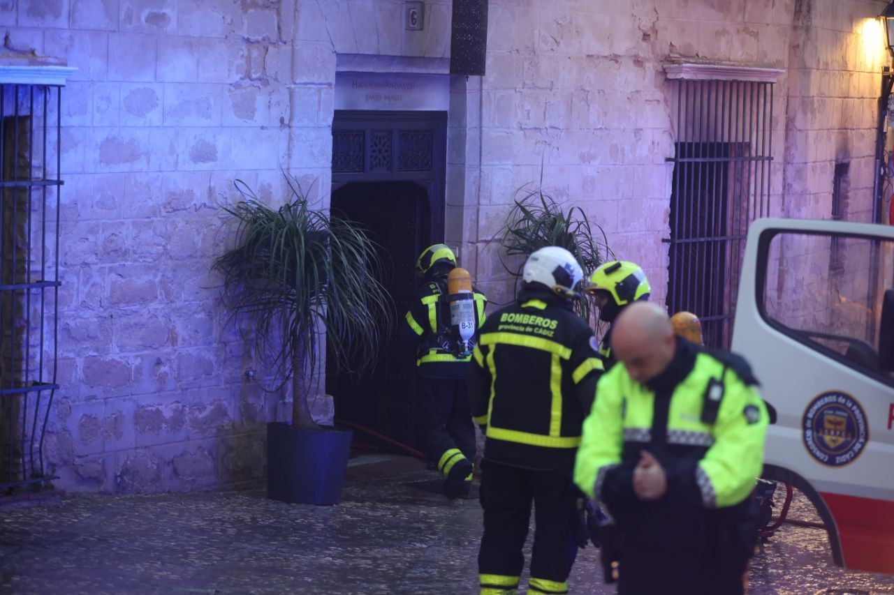 Bomberos, en los baños árabes del centro de Jerez. Bomberos, en los baños árabes del centro de Jerez.