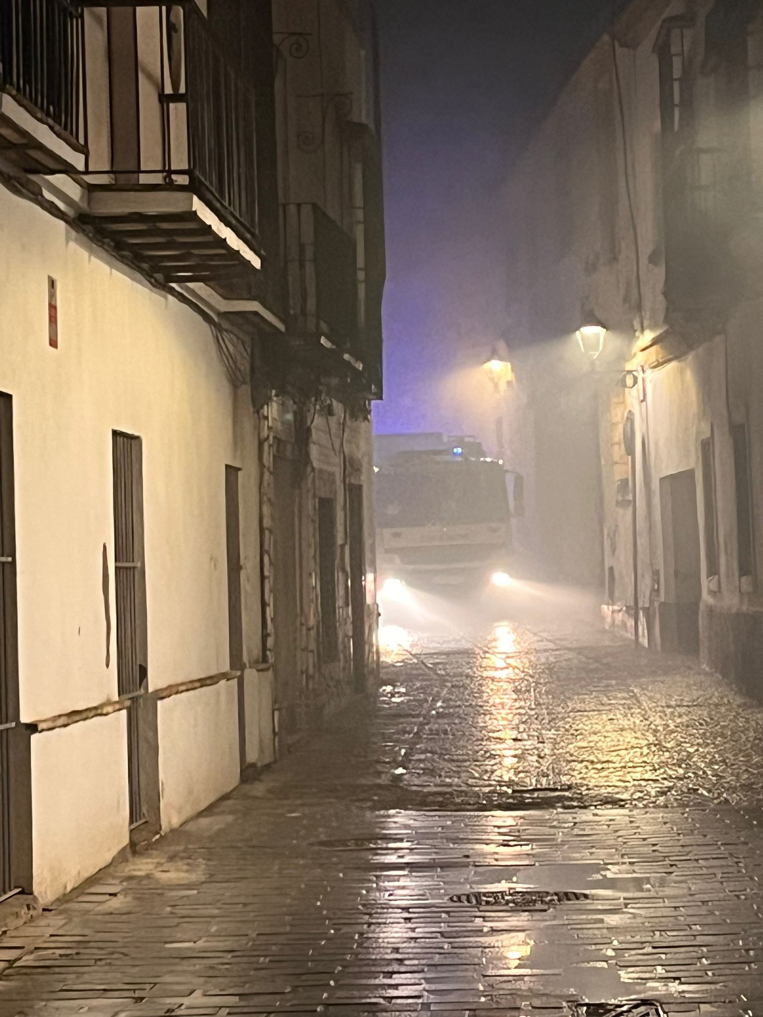 El humo cuando se declaraba el indendio, a la llegada de bomberos.