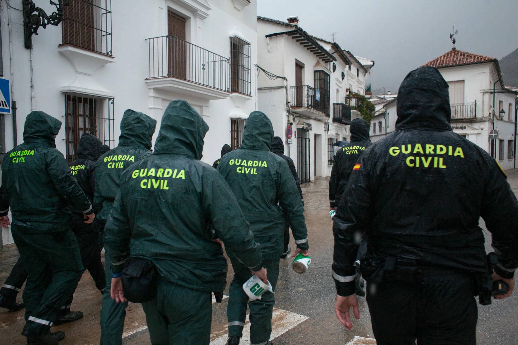 Un momento del desalojo este jueves en Grazalema.