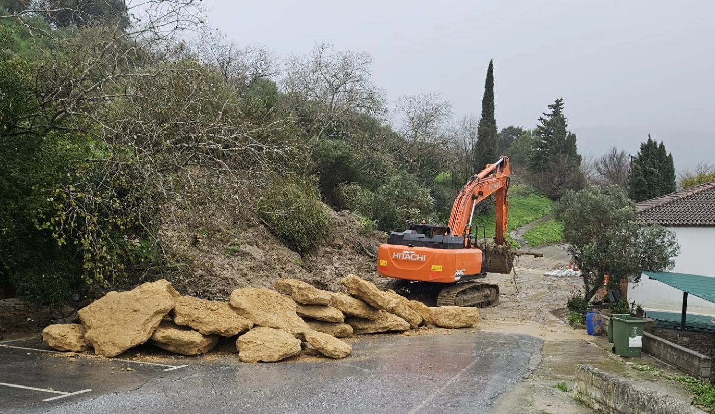 Vista de una de las carreteras en Jimena, afectada por el temporal, este pasado jueves.