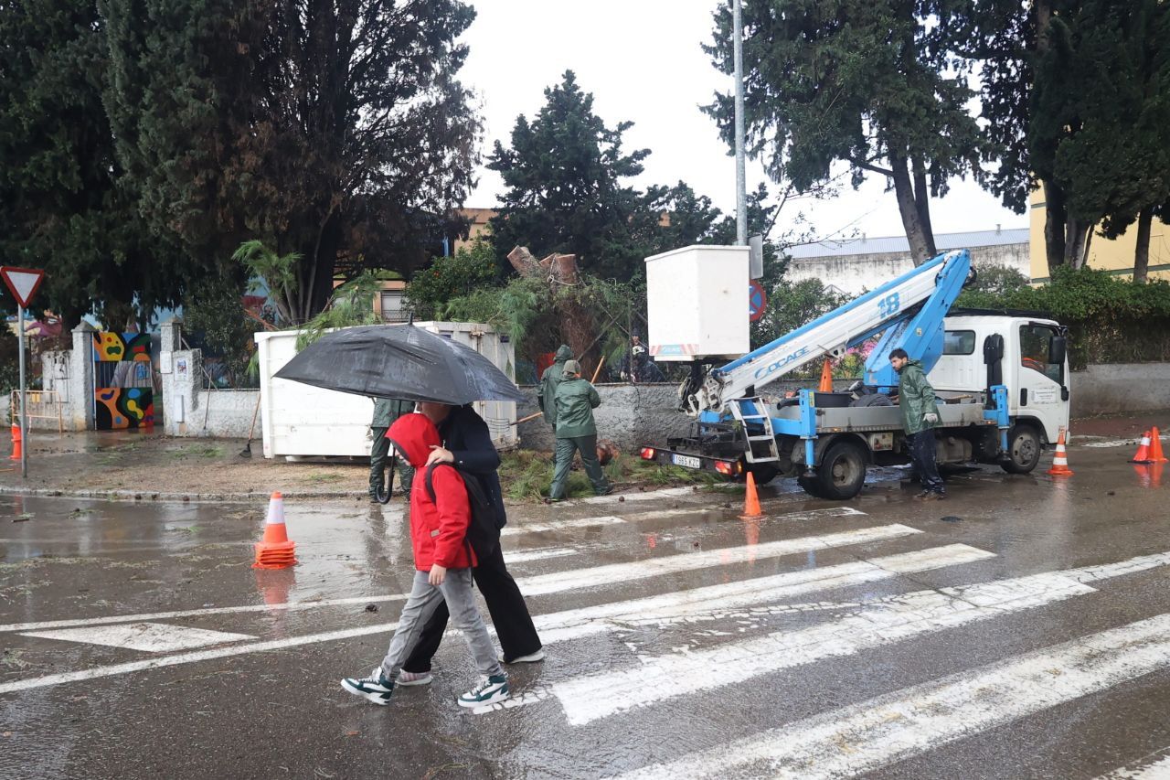 Un niño entrando en el colegio junto a su padre.