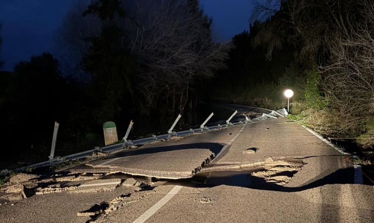 Carretera que une San Enrique con Tesorillo y Secadero, que se ha desprendido en su totalidad y ha quedado destrozada.