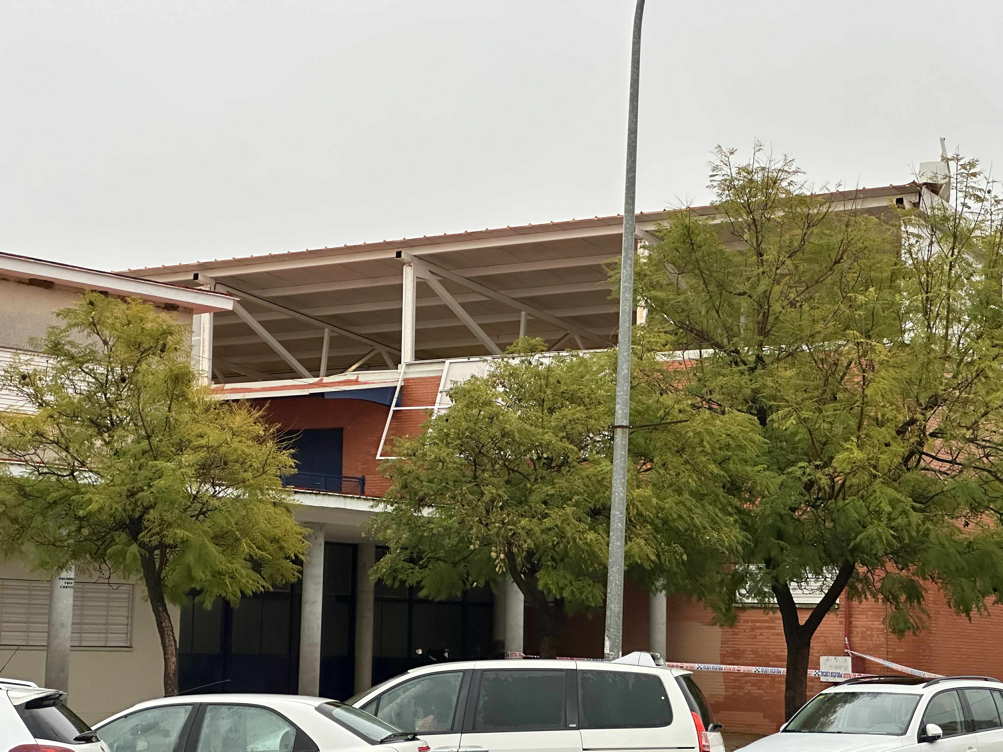 Vista general del IES Blas Infante de El Viso del Alcor, con el pabellón afectado por los daños provocados por la borrasca 'Leonardo', que han obligado al cierre del centro por motivos de seguridad. Vista general del IES Blas Infante de El Viso del Alcor, con el pabellón afectado por los daños provocados por la borrasca 'Leonardo', que han obligado al cierre del centro por motivos de seguridad.