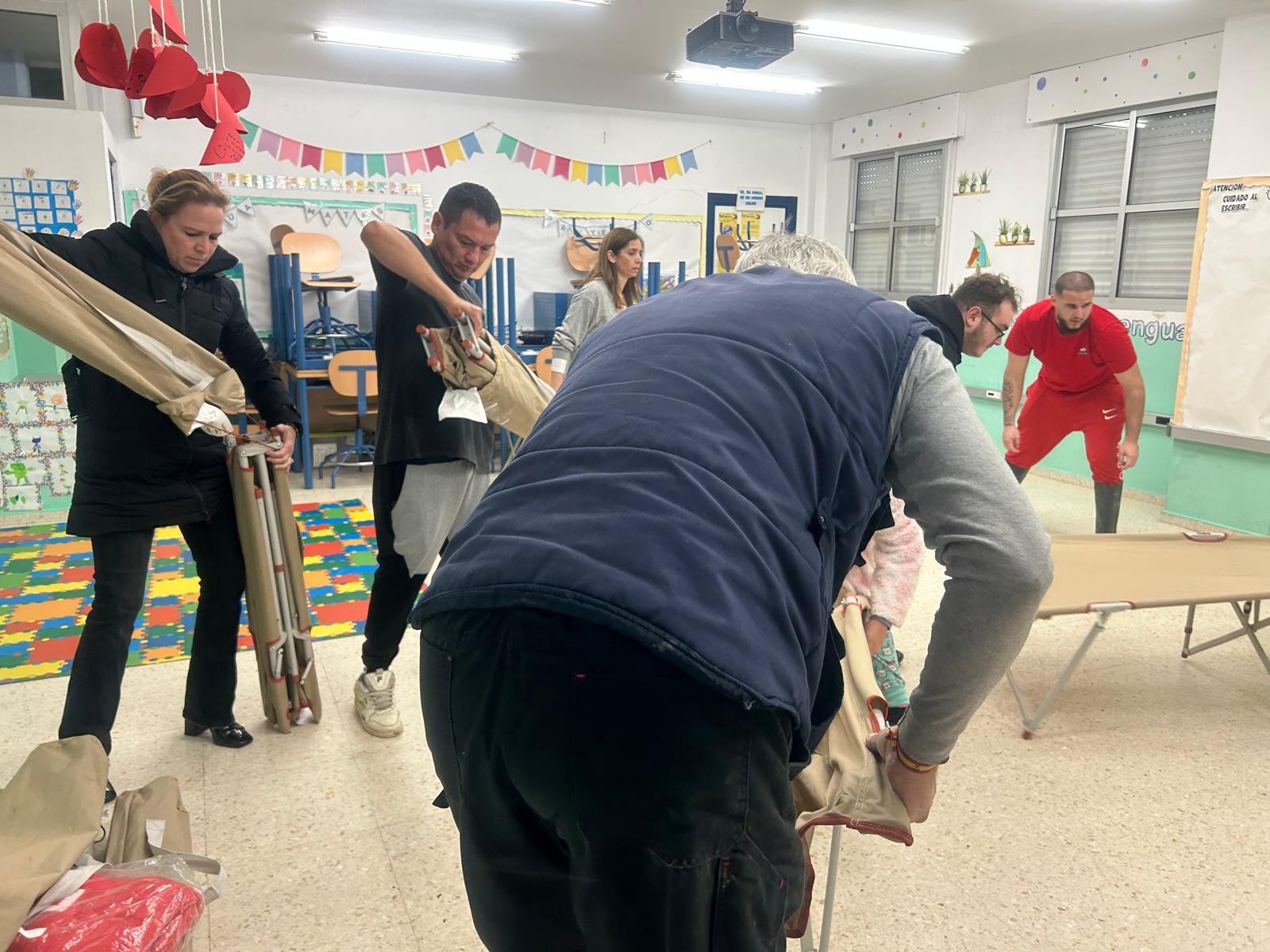 Instalación de camas en el CEIP Virgen del Mar de El Portal. 