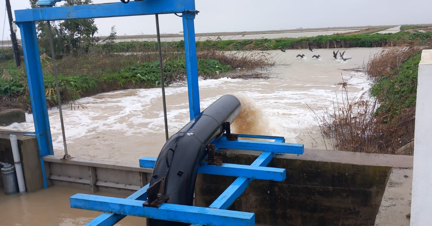 Retirando agua tras una crecida.