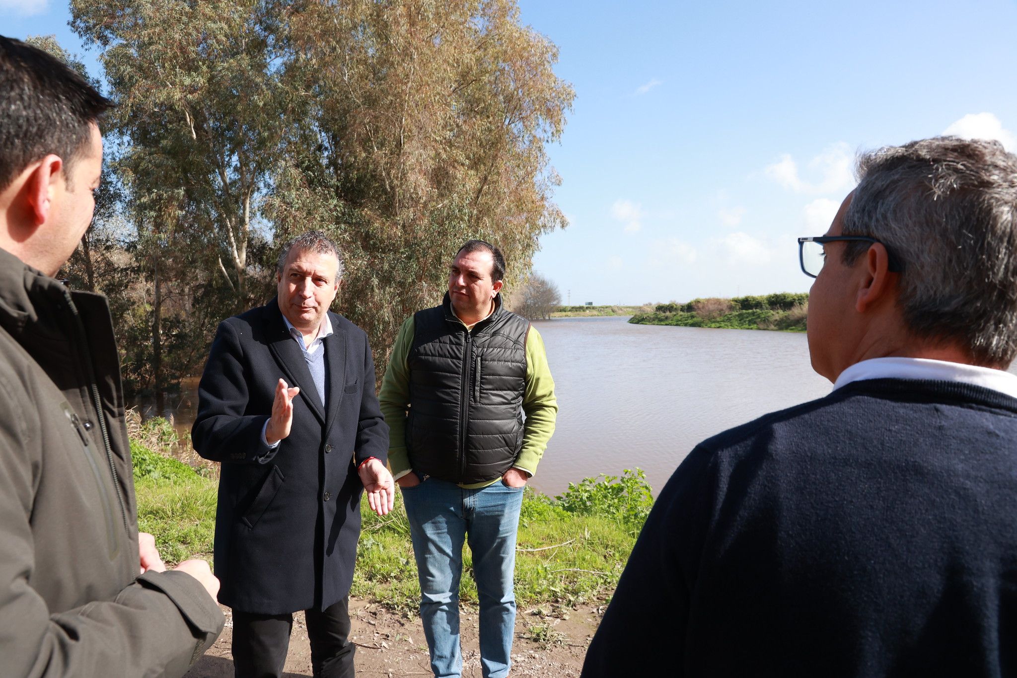 Javier Fernández, presidente de Diputación, en sus visitas a Villaverde del Río y Cantillana, este jueves.