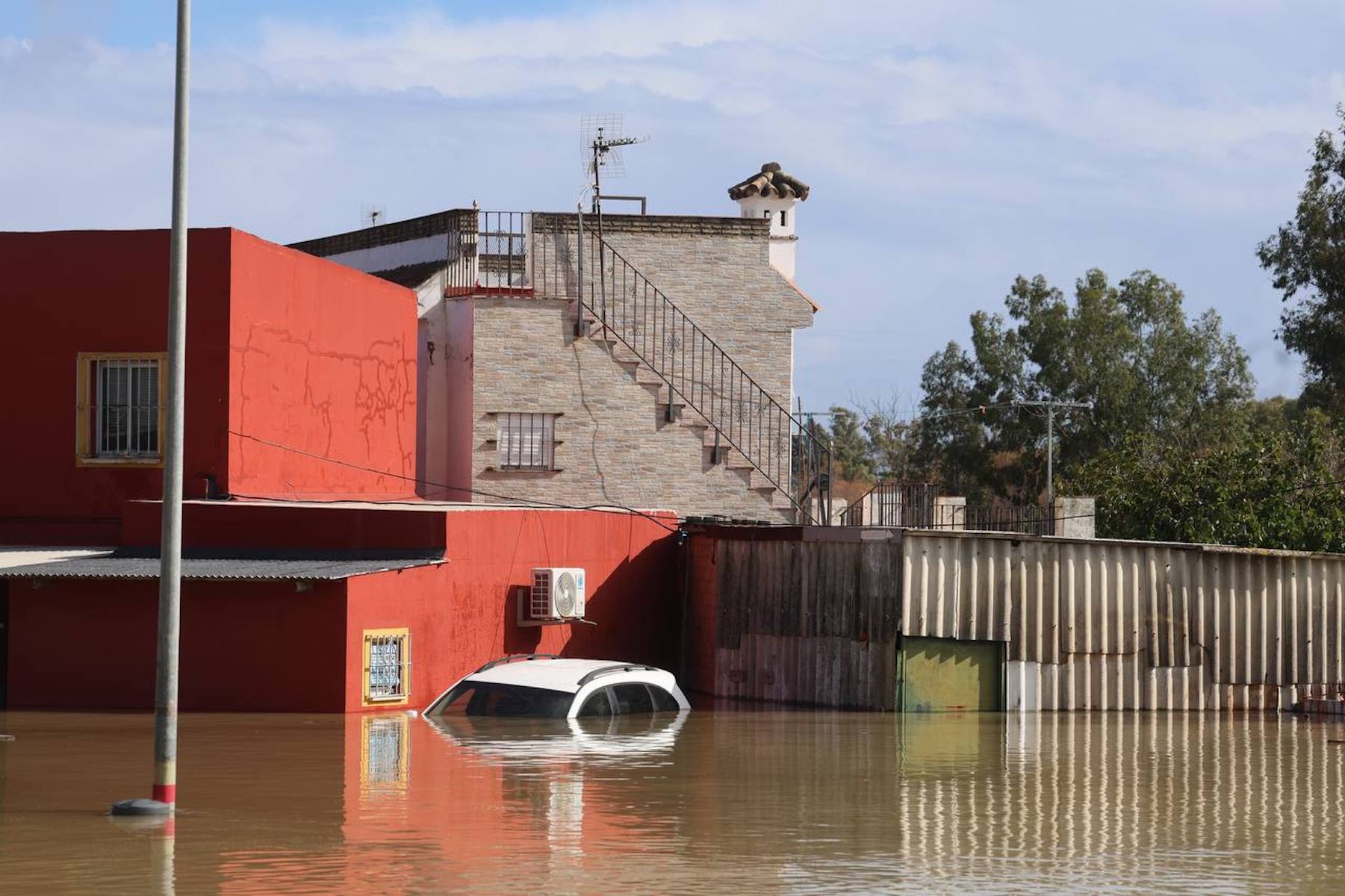 Un coche completamente inundado por el temporal. Un coche completamente inundado por el temporal.