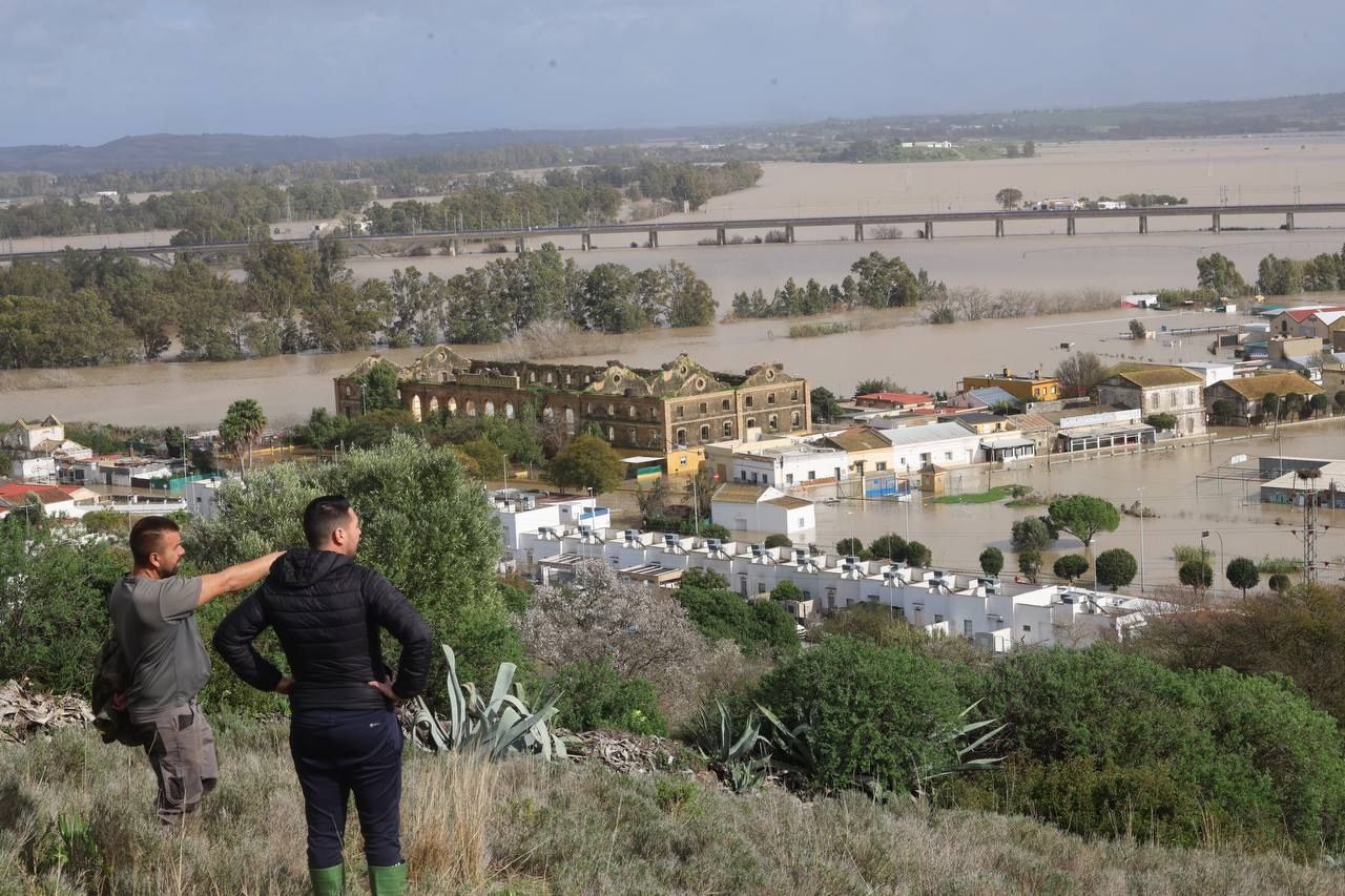 Vista general de la barriada rural de El Portal, bajo las aguas desbordadas del río Guadalete, este viernes en Jerez.