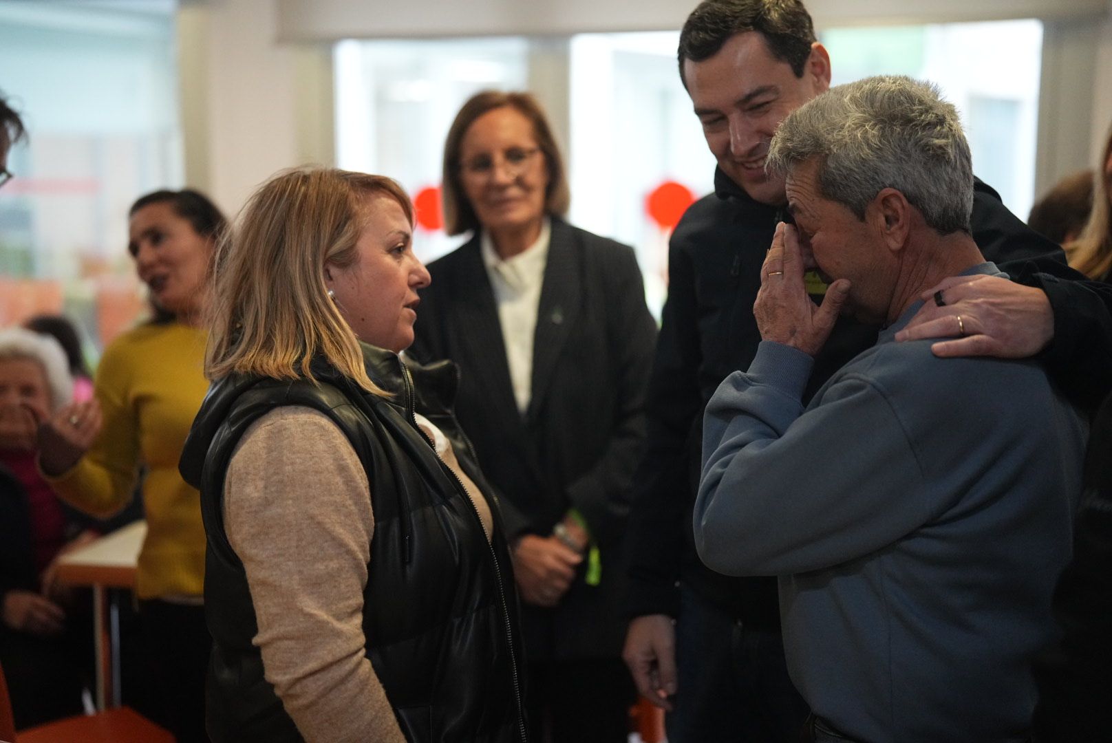 Juanma Moreno en su visita a vecinos desalojados de Granada.