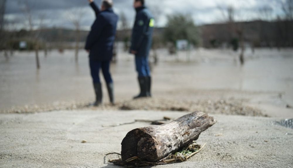 Juanma Moreno en su visita a Granada.
