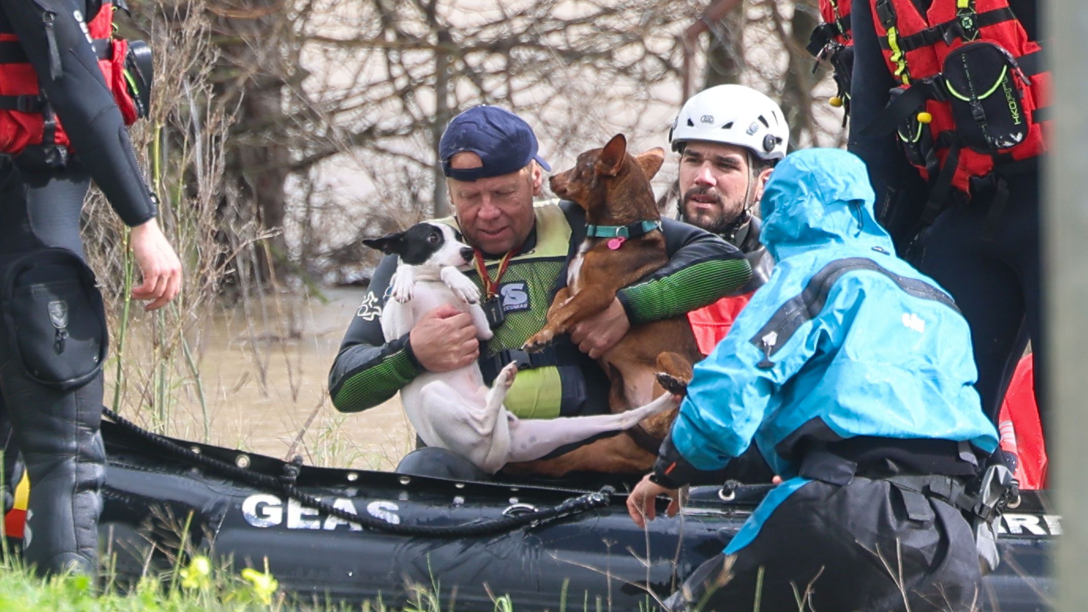 El sueco Lars Walker, con sus mascotas, tras ser rescatado después de cruzar el Guadalete a nado.