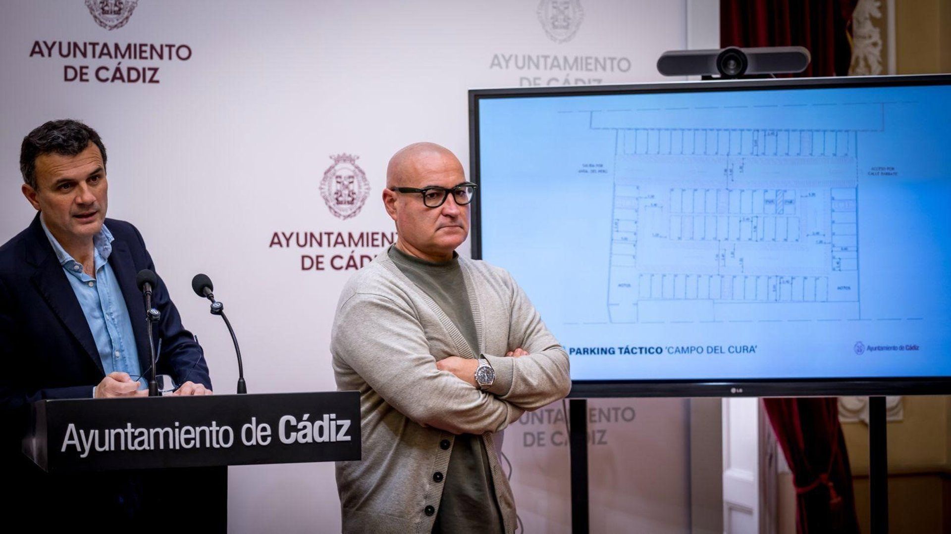 Bruno García, alcalde de Cádiz, y José Carlos Teruel, en rueda de prensa este viernes presentando el nuevo aparcamiento táctico en el denominado Campo del Cura.