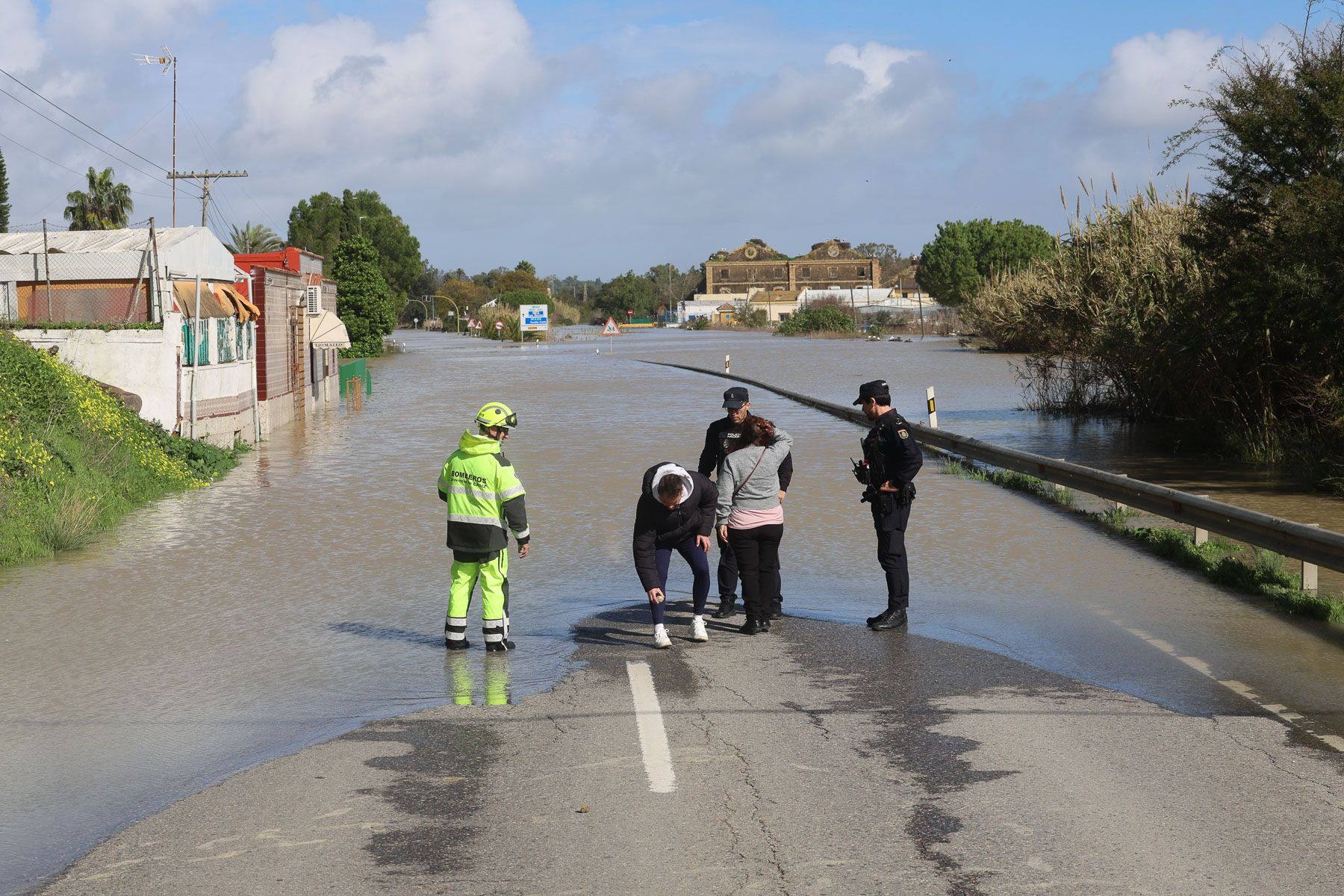 Efectivos en las zonas inundadas.
