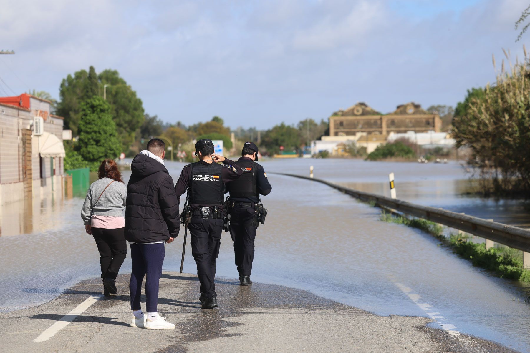 Policías en las inundaciones, en El Portal.