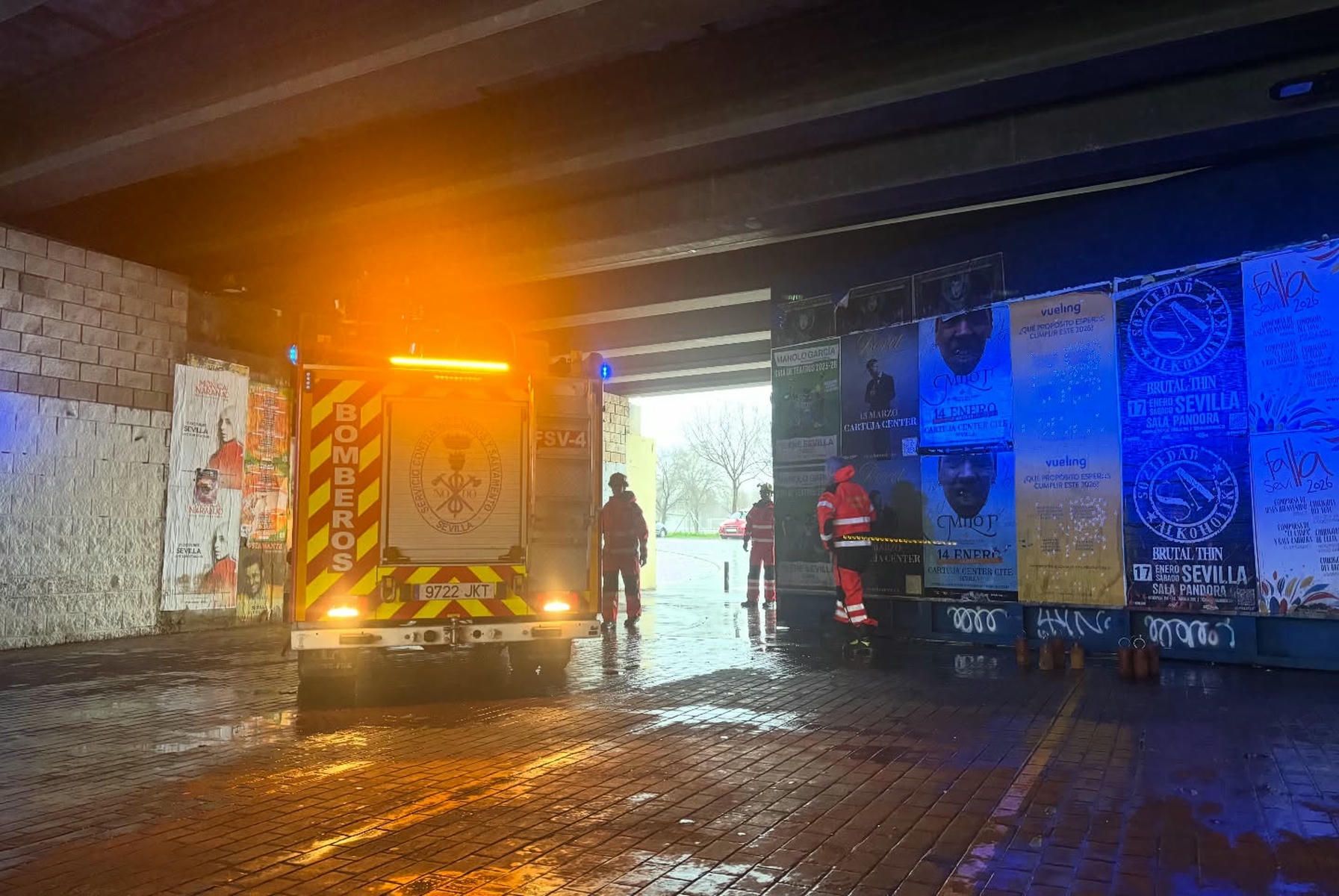 El momento en que los bomberos cerraban las compuertas de Triana