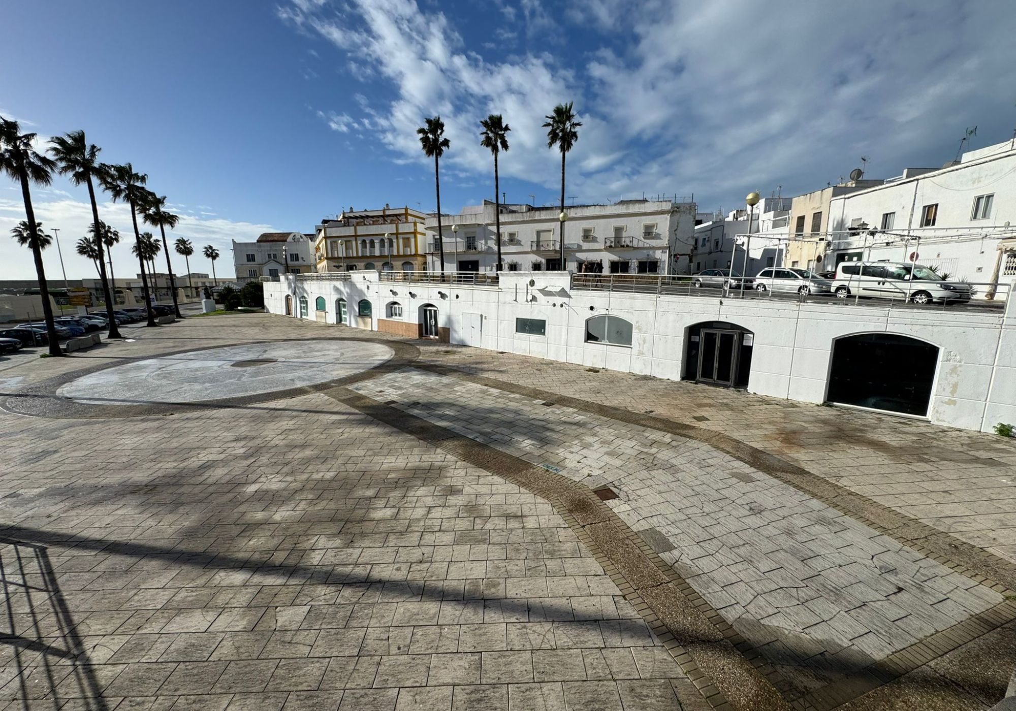 Locales cerrados, de titularidad autonómica, en el muelle de Rota. Locales cerrados, de titularidad autonómica, en el muelle de Rota.