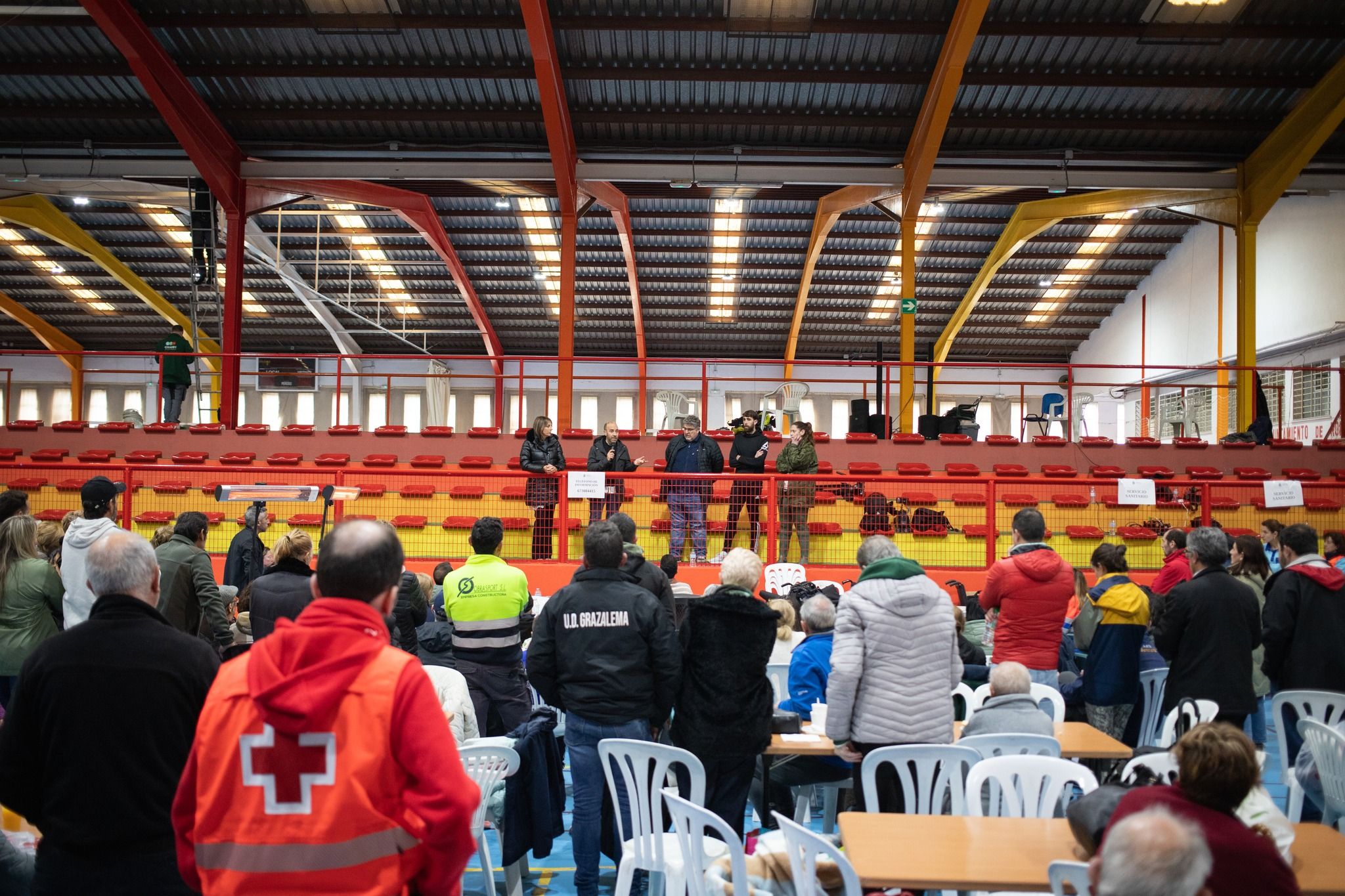 Vecinos de Grazalema, en el pabellón de Ronda donde están realojados.