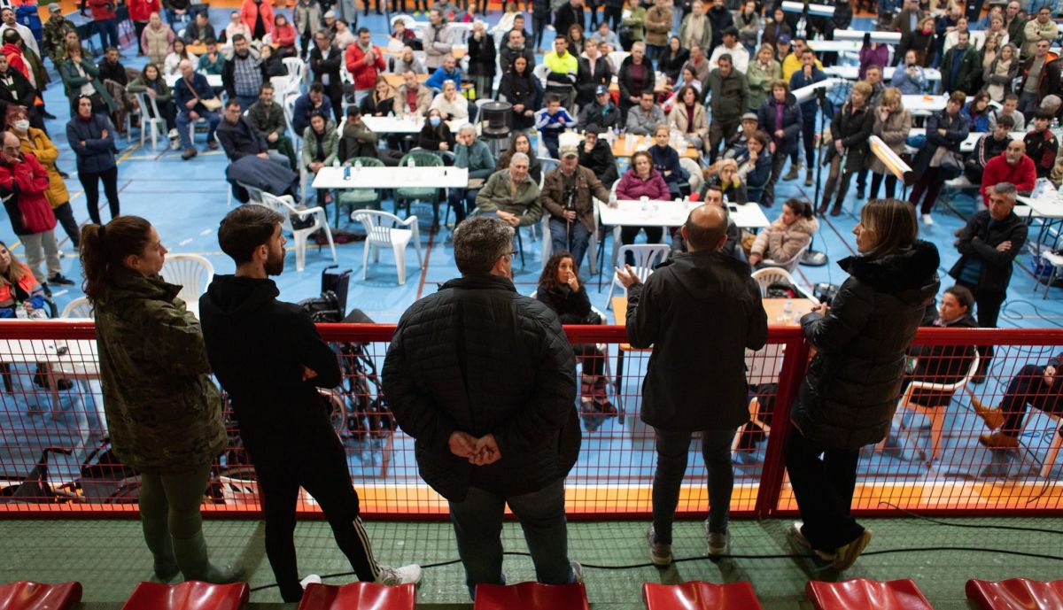 El alcalde, Carlos Javier García, habla a sus vecinos.