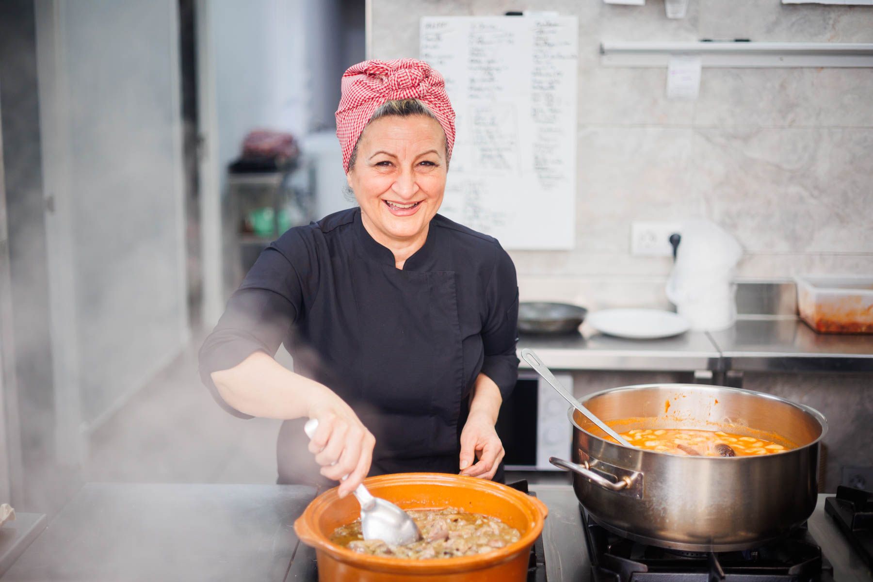 May Rodríguez de Medina, cocinando en el propio establecimiento en Jerez.