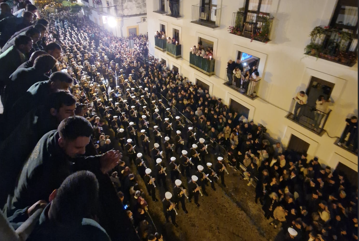 La Sentencia llegando en formación a la calle Empedrada en una pasada Madrugada en Jerez.