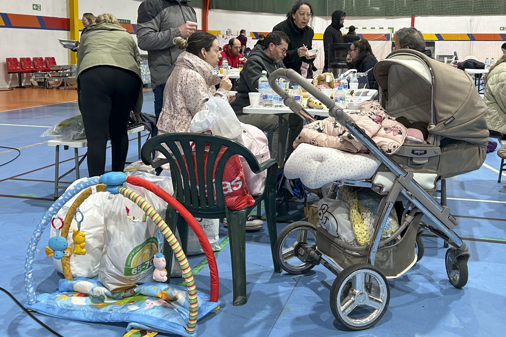 Vecinos de Grazalema, en el pabellón de Ronda donde están realojados.