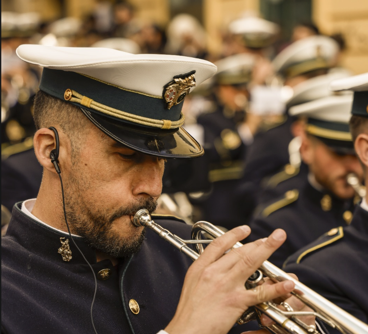 El director de la formación en una salida procesional.