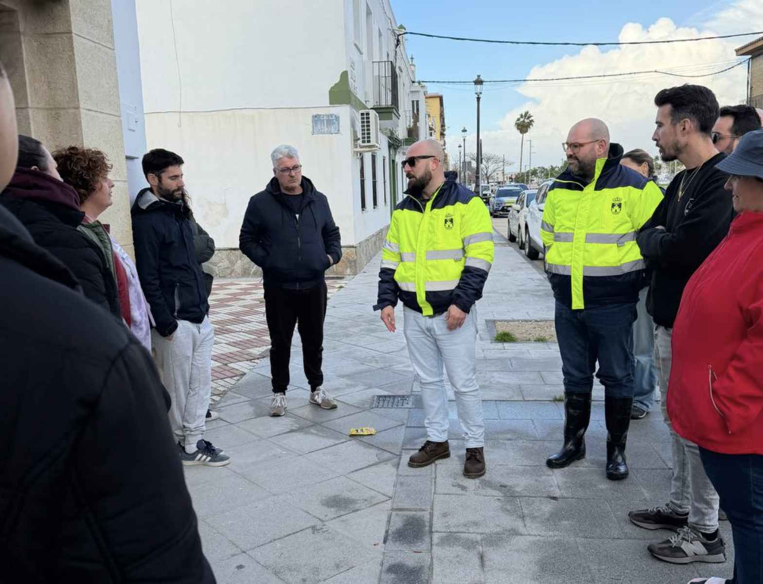 Germán Beardo, hablando cno vecinos de las zonas afectadas por el temporal en El Puerto.