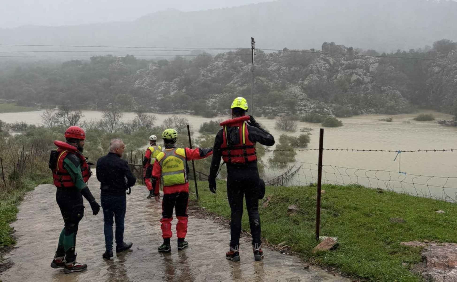 Equipos de emergencias, junto al alcalde, en Villaluenga del Rosario.