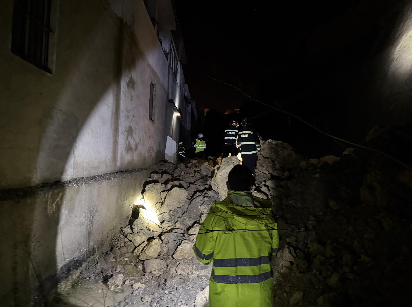 Inspección del edificio derrumbado en Vejer, en la noche de este pasado viernes.