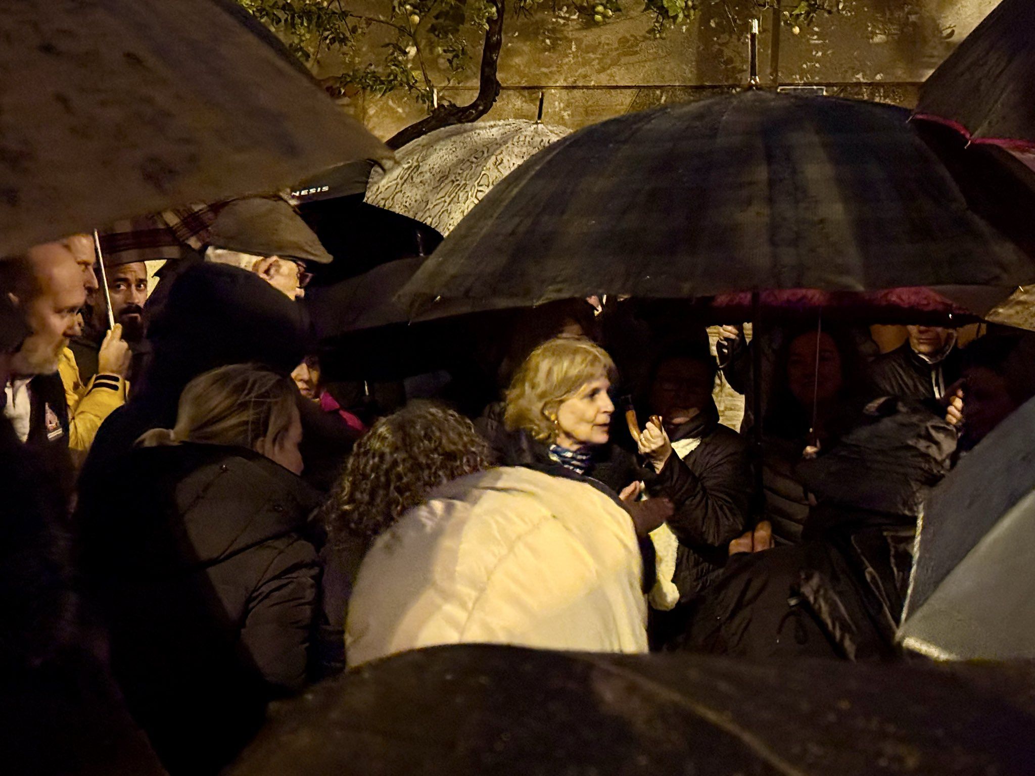 Un momento del encuentro que mantuvo la alcaldesa de Jerez, María José García-Pelayo, en la noche de este pasado viernes, con vecinos y vecinas de La Liberación.