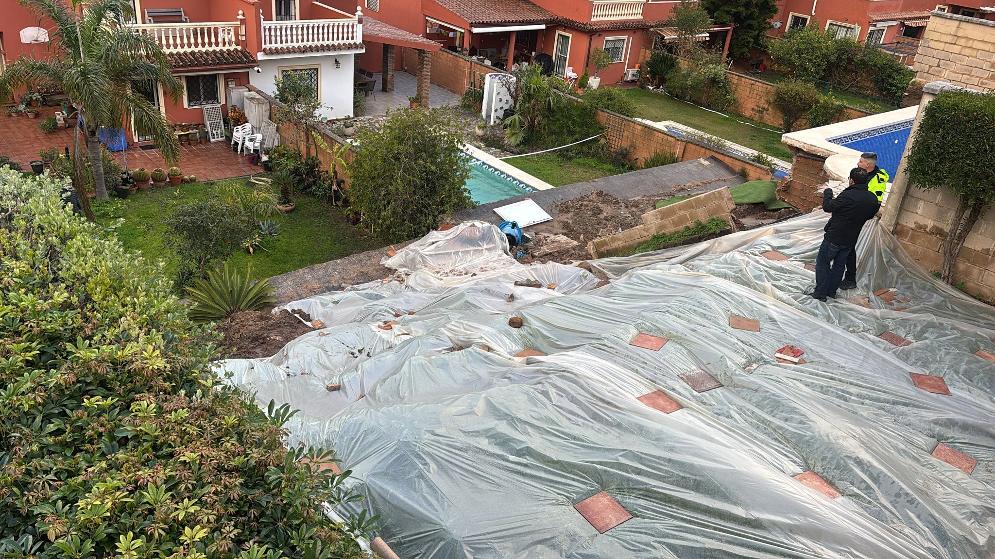 Riesgo de colapso en Algeciras: un corrimiento de tierras obliga a desalojar a 14 viviendas.