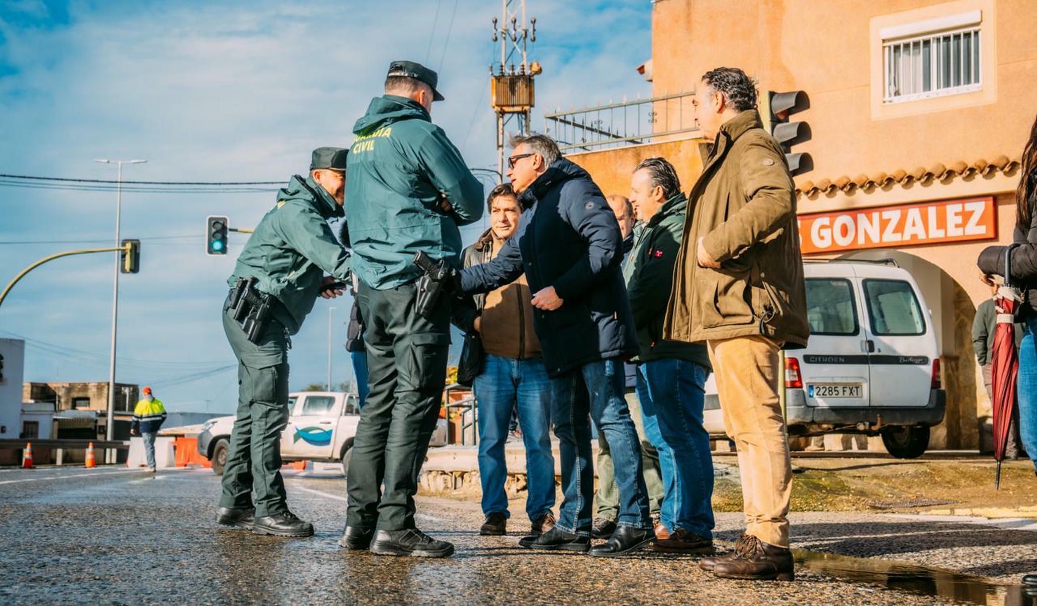 El portavoz de VOX en Andalucía, Manuel Gavira, junto a Guardias Civiles