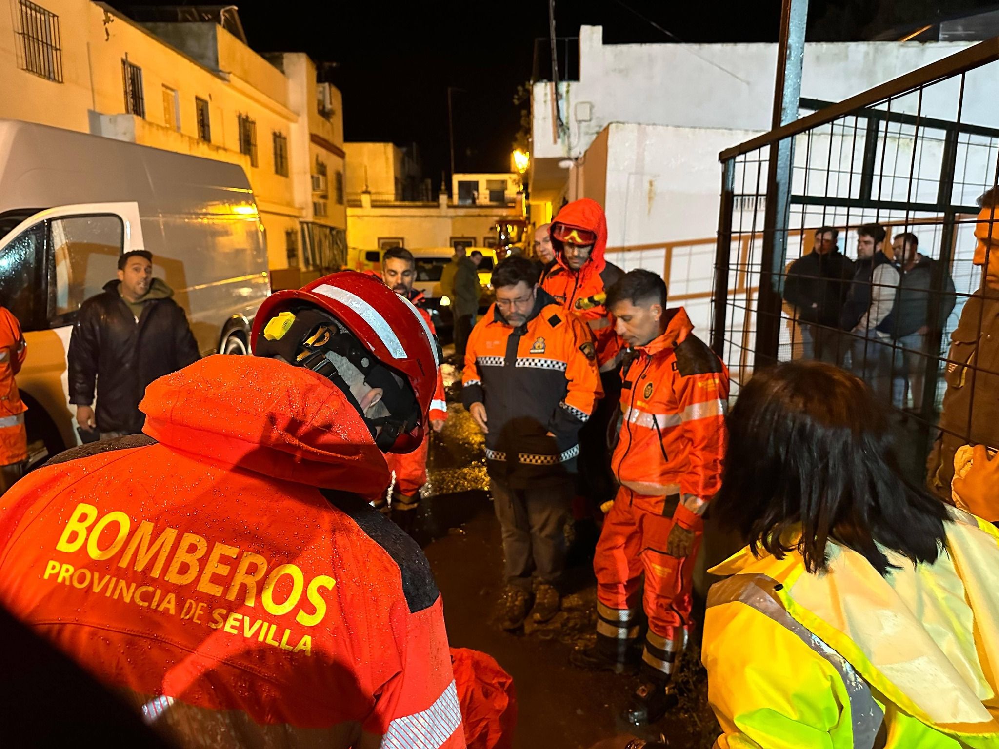 Momentos de tensión en Lora del Río, esta pasada madrugada, por la crecida del Guadalquivir a su paso por la provincia de Sevilla.