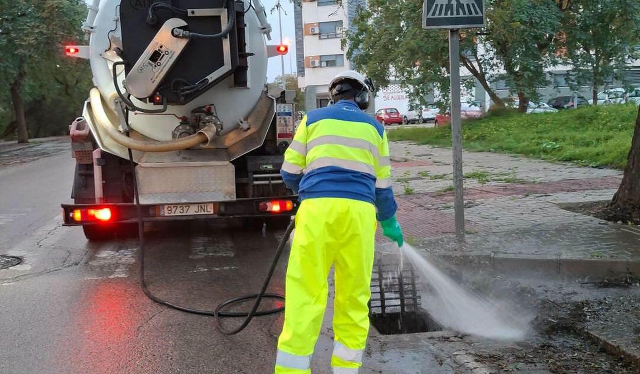 Limpieza de arquetas en Jerez ante la alerta amarilla por la borrasca 'Marta'