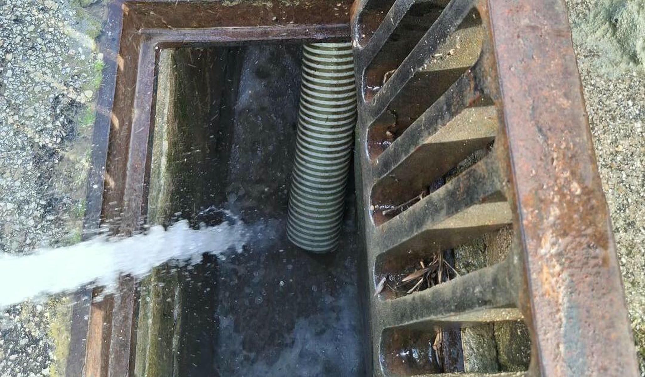 Limpieza de una de las arquetas de Jerez 