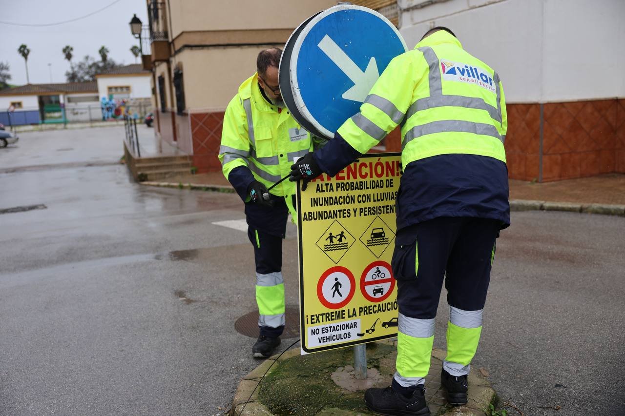 Instalación de paneles informativos, este sábado por la mañana, en la barriada La Liberación, en el Distrito Sur de Jerez, muy pendientes de la crecida del Guadalete..